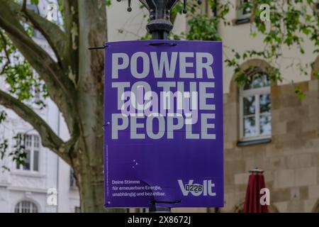 Bonn, Allemagne - 21 mai 2024 : vue d'une affiche électorale de Volt, un parti fédéraliste européen d'Allemagne Banque D'Images