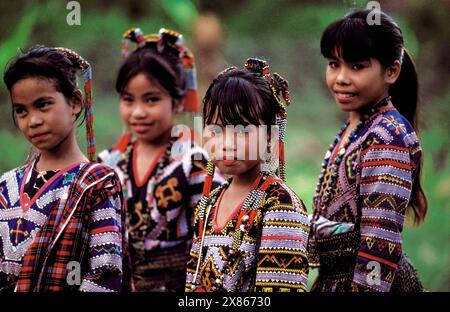 Philippines, Mindanao ; filles de la tribu T'boli en vêtements traditionnels. Banque D'Images