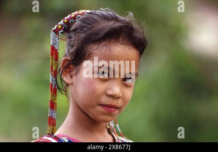 Philippines, Mindanao. Fille de la tribu T'boli en vêtements traditionnels. Banque D'Images