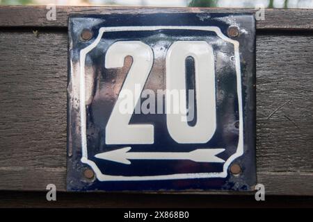 Plaque émaillée de métal carré de meuge patiné du numéro de rue avec le numéro 20 Banque D'Images