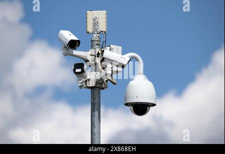 Munich, Allemagne. 23 mai 2024. Plusieurs caméras de surveillance devant le Munich Football Arena (Allianz Arena). Le 14 juin 2024, le match d'ouverture du Championnat d'Europe de football aura lieu dans l'arène. Le Championnat d'Europe de football se déroule du 14 juin au 14 juillet. Crédit : Sven Hoppe/dpa/Alamy Live News Banque D'Images