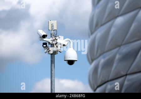 Munich, Allemagne. 23 mai 2024. Plusieurs caméras de surveillance devant le Munich Football Arena (Allianz Arena). Le 14 juin 2024, le match d'ouverture du Championnat d'Europe de football aura lieu dans l'arène. Le Championnat d'Europe de football se déroule du 14 juin au 14 juillet. Crédit : Sven Hoppe/dpa/Alamy Live News Banque D'Images