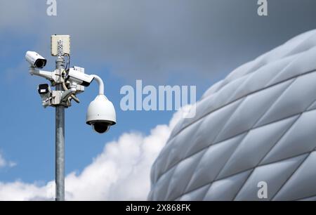 Munich, Allemagne. 23 mai 2024. Plusieurs caméras de surveillance devant le Munich Football Arena (Allianz Arena). Le 14 juin 2024, le match d'ouverture du Championnat d'Europe de football aura lieu dans l'arène. Le Championnat d'Europe de football se déroule du 14 juin au 14 juillet. Crédit : Sven Hoppe/dpa/Alamy Live News Banque D'Images