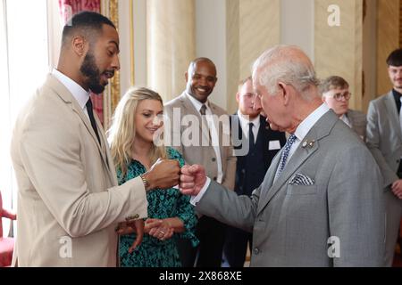 Photo datée du 22/05/24 du roi Charles III et de Tyler West (à gauche) lors d'une réception pour les lauréats, supporters et ambassadeurs du Prince's Trust Award 2024 au palais de Buckingham à Londres. Le Roi a officiellement approuvé un décret en conseil prorogeant le Parlement avant les élections générales. Date d'émission : jeudi 23 mai 2024. Banque D'Images