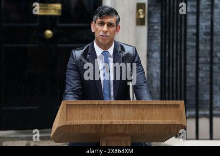 Photo du dossier datée du 22/05/24 du premier ministre Rishi Sunak faisant une déclaration à l’extérieur du 10 Downing Street, Londres, après le déclenchement d’une élection générale pour le 4 juillet. Le Roi a officiellement approuvé un décret en conseil prorogeant le Parlement avant les élections générales. Date d'émission : jeudi 23 mai 2024. Banque D'Images