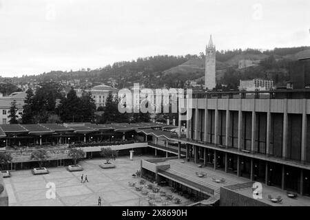 Blick auf den Campus der University of California in Berkeley, links das César Chávez Student Center, rechts das Martin Luther King Junior-Gebäude, das die ASUC, die Studentenvereinigung der Univeristät, beherbergt sowie im Hintergrund Sather Tower, auch Glockenturm genannt, 1962. Vue du campus de l'Université de Californie à Berkeley, à gauche le Centre étudiant César Chávez, à droite le Martin Luther King Junior Building, qui abrite l'ASUC, l'union étudiante de l'université, et en arrière-plan la tour Sather, également connue sous le nom de Campanile, 1962. Banque D'Images