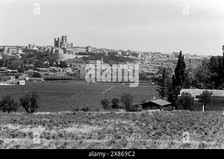 Die Kathedrale von Béziers liegt eingebettet in der umgebenden Landschaft, Frankreich 1957. La cathédrale de Béziers est encastrée dans le paysage environnant, France 1957. Banque D'Images