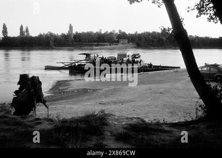 Fährbetrieb an einem französischen Fluss, möglicherweise dem Fluss Lez, der unter anderem durch Montpellier fließt, Frankreich 1957. Service de ferry sur une rivière française, peut-être la rivière Lez , qui traverse Montpellier entre autres villes, France 1957. Banque D'Images