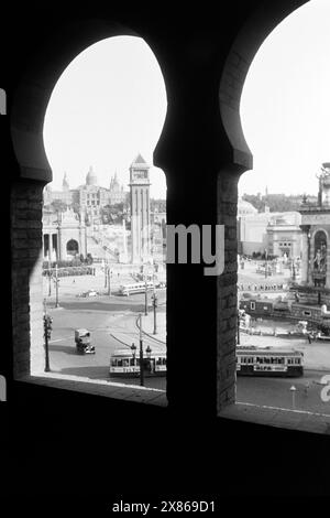 Blick von der ehemaligen Stierkampfarena auf den Straßenverkehr an der Plaza de España, mit Brunnen, den Venetianischen Türmen an der Avenida de la Reina Maria Cristina und dem Palau Nacional am Berg Montjüic im Hintergrund, Barcelone 1957. Vue de l'ancienne arène à la circulation de la rue de la Plaza de España, avec fontaine, les tours vénitiennes sur l'Avenida de la Reina Maria Cristina et le Palau Nacional sur la montagne Montjüic en arrière-plan, Barcelone 1957. Banque D'Images