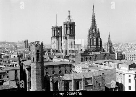 Die drei Türme der Kathedrale von Barcelona, der hintere rechte trägt den eisernen Glockenkäfig mit Glocke, mittig die vielen Fenster des Aussichtsturms des Rey Martín sowie links der Turm des Palacio Real, Spanien 1957. Les trois tours de la cathédrale de Barcelone, la tour arrière à droite porte la cage de fer avec cloche, au centre les nombreuses fenêtres de la tour d'observation Rey Martín et à gauche la tour du Palacio Real, Espagne 1957. Banque D'Images