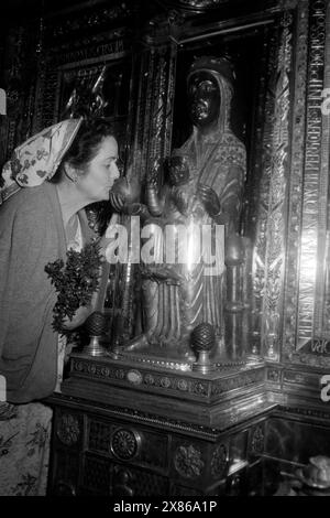 Die Schwarze Madonna von Montserrat ist ein Beliebtes Ziel von Pilgern und Bittstellern, die die die Universumskugel in der rechten hand der Figur berühren oder küssen, Montserrat 1957. La Vierge Noire de Montserrat est une destination préférée des pèlerins et des suppliants qui touchent ou embrassent la sphère de l'univers dans la main droite de la figure, Montserrat 1957. Banque D'Images