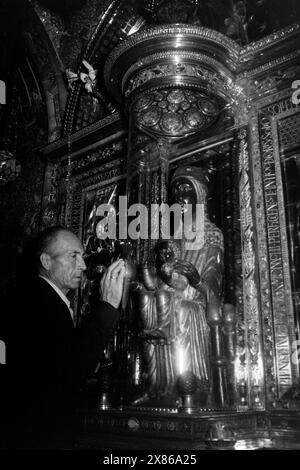 Die Schwarze Madonna von Montserrat ist ein Beliebtes Ziel von Pilgern und Bittstellern, die die die Universumskugel in der rechten hand der Figur berühren oder küssen, Montserrat 1957. La Vierge Noire de Montserrat est une destination préférée des pèlerins et des suppliants qui touchent ou embrassent la sphère de l'univers dans la main droite de la figure, Montserrat 1957. Banque D'Images