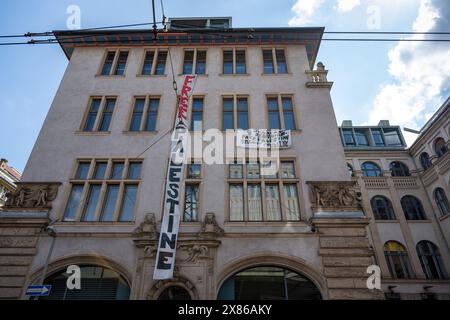 Berlin, Allemagne. 23 mai 2024. Des manifestants pro-palestiniens ont accroché une bannière "Palestine libre" à l'Institut des sciences sociales de l'Université Humboldt de Berlin (HU). Les militants ont occupé des chambres à l'université pour soutenir les Palestiniens et protester contre Israël. Crédit : Soeren Stache/dpa/Alamy Live News Banque D'Images