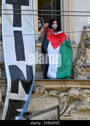 Berlin, Allemagne. 23 mai 2024. Des manifestants pro-palestiniens tiennent un drapeau palestinien par une fenêtre de l'Institut des sciences sociales de l'Université Humboldt de Berlin (HU). Des militants ont occupé des chambres à l'université pour soutenir les Palestiniens et protester contre Israël. Crédit : Soeren Stache/dpa/Alamy Live News Banque D'Images