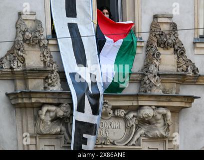 Berlin, Allemagne. 23 mai 2024. Des manifestants pro-palestiniens tiennent un drapeau palestinien par une fenêtre de l'Institut des sciences sociales de l'Université Humboldt de Berlin (HU). Des militants ont occupé des chambres à l'université pour soutenir les Palestiniens et protester contre Israël. Crédit : Soeren Stache/dpa/Alamy Live News Banque D'Images