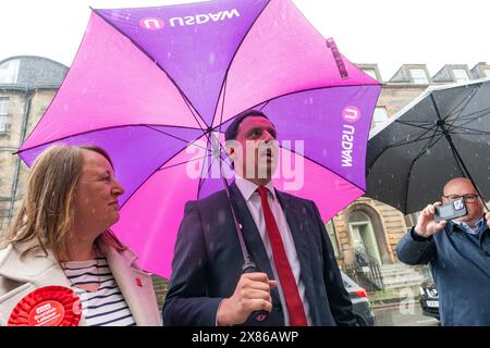 Édimbourg, Écosse, Royaume-Uni. 23 mai 2024. Le leader travailliste écossais Anas Sarwar en campagne électorale pour les prochaines élections générales à Leith aujourd'hui. Il a utilisé un rassemblement pour soutenir Tracy Gilbert comme candidate travailliste pour la circonscription d'Edinburgh North et Leith. Iain Masterton/Alamy Live News Banque D'Images