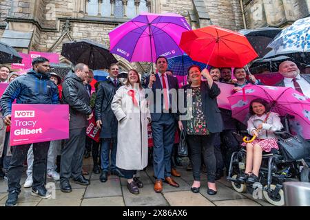 Édimbourg, Écosse, Royaume-Uni. 23 mai 2024. Le leader travailliste écossais Anas Sarwar en campagne électorale pour les prochaines élections générales à Leith aujourd'hui. Il a utilisé un rassemblement pour soutenir Tracy Gilbert comme candidate travailliste pour la circonscription d'Edinburgh North et Leith. Iain Masterton/Alamy Live News Banque D'Images