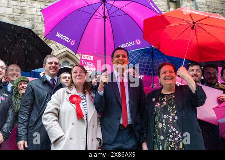 Édimbourg, Écosse, Royaume-Uni. 23 mai 2024. Le leader travailliste écossais Anas Sarwar en campagne électorale pour les prochaines élections générales à Leith aujourd'hui. Il a utilisé un rassemblement pour soutenir Tracy Gilbert comme candidate travailliste pour la circonscription d'Edinburgh North et Leith. Iain Masterton/Alamy Live News Banque D'Images