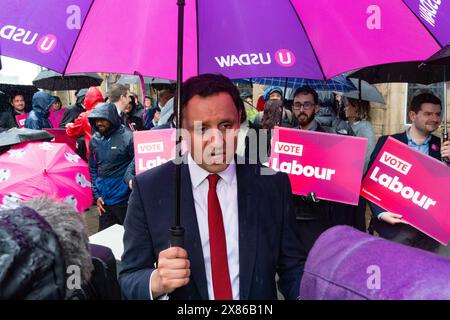 Édimbourg, Écosse, Royaume-Uni. 23 mai 2024. Le leader travailliste écossais Anas Sarwar en campagne électorale pour les prochaines élections générales à Leith aujourd'hui. Il a utilisé un rassemblement pour soutenir Tracy Gilbert comme candidate travailliste pour la circonscription d'Edinburgh North et Leith. Iain Masterton/Alamy Live News Banque D'Images