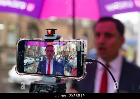 Édimbourg, Écosse, Royaume-Uni. 23 mai 2024. Le leader travailliste écossais Anas Sarwar en campagne électorale pour les prochaines élections générales à Leith aujourd'hui. Il a utilisé un rassemblement pour soutenir Tracy Gilbert comme candidate travailliste pour la circonscription d'Edinburgh North et Leith. Iain Masterton/Alamy Live News Banque D'Images