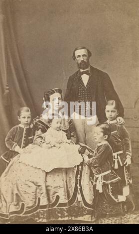 Antique c1866 carte de visite photographie, Oscar II (1829-1907), Sophie de Nassau, et leurs quatre fils. Oscar II a été roi de Suède de 1872 jusqu'à sa mort en 1907 et roi de Norvège de 1872 à 1905. SOURCE : CDV ORIGINAL Banque D'Images