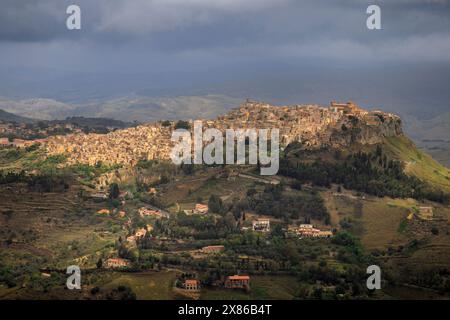 La ville ensoleillée de Calascibetta au sommet d'une colline depuis Enna, Sicile Banque D'Images