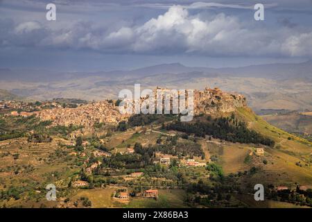 La ville ensoleillée de Calascibetta au sommet d'une colline depuis Enna, Sicile Banque D'Images