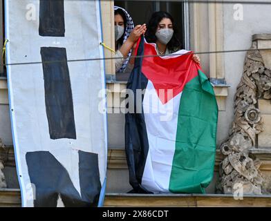 Berlin, Allemagne. 23 mai 2024. Des manifestants pro-palestiniens tiennent un drapeau palestinien par une fenêtre de l'Institut des sciences sociales de l'Université Humboldt de Berlin (HU). Des militants ont occupé des chambres à l'université pour soutenir les Palestiniens dans la bande de Gaza et pour protester contre Israël. Recrop. Crédit : Soeren Stache/dpa/Alamy Live News Banque D'Images