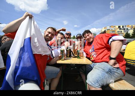 Prague, République tchèque. 23 mai 2024. Les partisans tchèques avant les matchs de quart de finale du Championnat mondial 2024 de l’IIHF à Prague, en République tchèque, le 23 mai 2024. Crédit : Katerina Sulova/CTK photo/Alamy Live News Banque D'Images