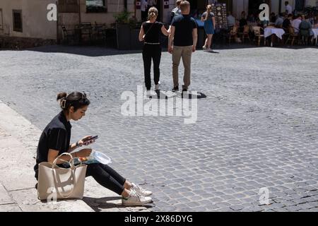 23 mai 2024, Roma, RM, Italie : une fille mange assise sur une place près du Palais Montecitorio à Rome (crédit image : © Matteo Nardone/Pacific Press via ZUMA Press Wire) USAGE ÉDITORIAL SEULEMENT! Non destiné à UN USAGE commercial ! Banque D'Images