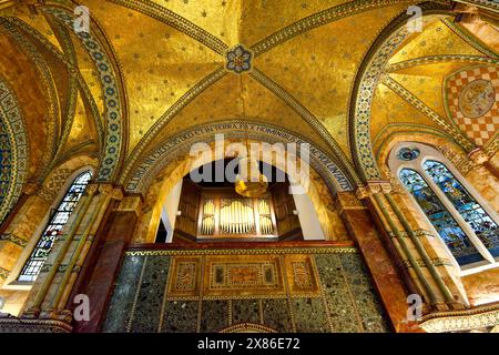 Fitzrovia Chapel Fitzroy place Londres construit en 1891–92 comme la chapelle de l'hôpital Middlesex plafond or et mosaïque en arc Banque D'Images