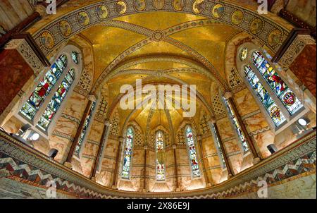 Fitzrovia Chapel Fitzroy place Londres construit en 1891–92 comme la chapelle de l'hôpital Middlesex plafond or et mosaïque d'arc et les douze Apôtres Banque D'Images