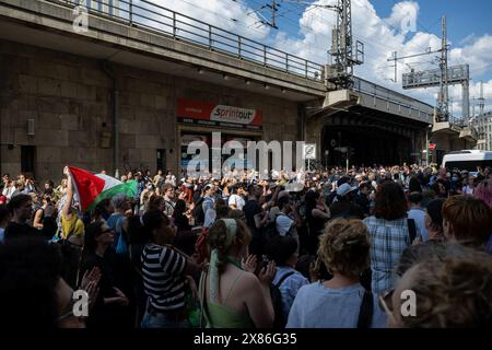 Berlin, Allemagne. 23 mai 2024. Des manifestants pro-palestiniens se sont rassemblés devant l'Institut des sciences sociales de l'Université Humboldt de Berlin (HU). Des militants ont occupé des chambres à l'université pour soutenir les Palestiniens et protester contre Israël. Crédit : Soeren Stache/dpa/Alamy Live News Banque D'Images