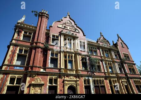 L'ancien Trafford Park Hotel, un bâtiment décoré, édouardien, classé sur Third Avenue, Salford, désaffecté et délabré (en mai 2024). Banque D'Images