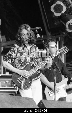 THE FAMILY CAT, GLASTONBURY FESTIVAL, 1992 : Paul Frederick (alias Fred) de The Family Cat joue une guitare Gibson sur la scène NME au Glastonbury Festival, Pilton Farm, Somerset, Angleterre le 28 juin 1992. Photo : ROB WATKINS. INFO : The Family Cat, un groupe de rock indépendant britannique de la fin des années 80 et du début des années 90, a livré un mélange distinctif d'alternative et de shoegaze. Leur son énergique, incarné dans des albums comme 'Tell 'EM We're Surfin', a contribué au paysage musical dynamique de leur époque. Banque D'Images