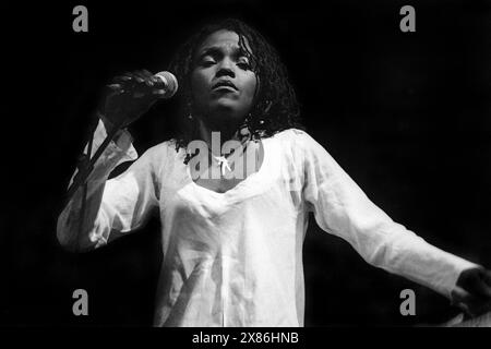 CARLEEN ANDERSON, JAZZ STAGE, GLASTONBURY 1995 : la chanteuse soul Carleen Anderson est en tête d'affiche de la Jazz Stage au Glastonbury Festival, Pilton Farm, Somerset, Angleterre, 25 juin 1995. En 1995, le festival a célébré son 25e anniversaire. Photo : ROB WATKINS. INFO : Carleen Anderson est née le 10 mai 1957 à Houston, Texas. Elle est une chanteuse de soul américaine acclamée et auteur-compositeur, surtout connue pour son travail avec les Young disciples et sa carrière solo réussie sur la scène musicale britannique. Banque D'Images