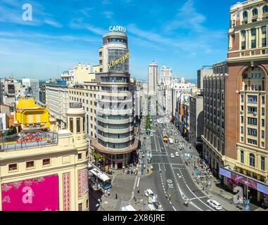 Gran Vía, Madrid, avec l'emblématique Capitole avec le signe Schweppes. Vue depuis la place Callao. Madrid, Espagne. Banque D'Images