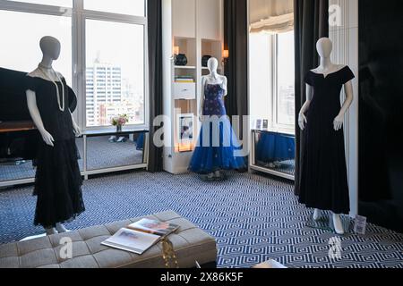 Robes et objets personnels appartenant à la princesse Diana exposés lors d'une prévisualisation de "PRINCESS DIANA'S ELEGANCE & A ROYAL COLLECTION" présentée par Julien Banque D'Images