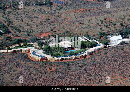 Gros plan vue aérienne de Yulara montrant le complexe hôtelier. Banque D'Images