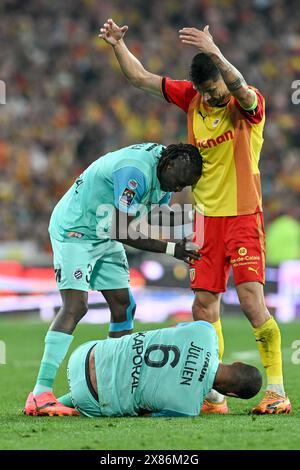 Christopher Jullien (6 ans) de Montpellier couchant blessé avec Florian Sotoca (7 ans) de RC Lens réagissant lors du match de Ligue 1 Uber Eats 34 de la saison 2023-2024 entre le Racing Club de Lens et le Montpellier Herault Sport Club le 19 mai 2024 à Lens, France. (Photo de David Catry / Sportpix ) Banque D'Images