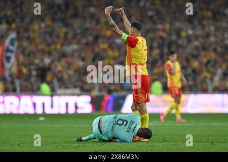 Lens, France. 19 mai 2024. Christopher Jullien (6 ans) de Montpellier couchant blessé avec Florian Sotoca (7 ans) de RC Lens réagissant lors du match de Ligue 1 Uber Eats 34 de la saison 2023-2024 entre le Racing Club de Lens et le Montpellier Herault Sport Club le 19 mai 2024 à Lens, France. (Photo de David Catry/Sportpix ) crédit : Sportpix/Alamy Live News Banque D'Images