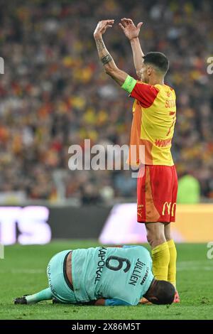 Christopher Jullien (6 ans) de Montpellier couchant blessé avec Florian Sotoca (7 ans) de RC Lens réagissant lors du match de Ligue 1 Uber Eats 34 de la saison 2023-2024 entre le Racing Club de Lens et le Montpellier Herault Sport Club le 19 mai 2024 à Lens, France. (Photo de David Catry / Sportpix ) Banque D'Images
