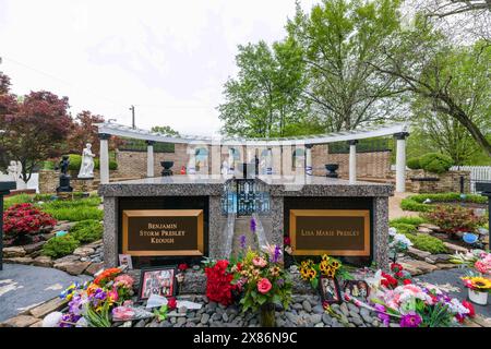 Memphis, inconnu. 10 avril 2024. Pierre tombale de Lisa Marie Presley dans le jardin de méditation de la maison d'Elvis Presley, Graceland à Memphis, Tennessee, USA le 10 avril 2024. Photo de Pascal Avenet/ABACAPRESS. COM Credit : Abaca Press/Alamy Live News Banque D'Images