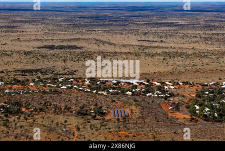 Gros plan vue aérienne de Yulara montrant le complexe hôtelier et les maisons Banque D'Images