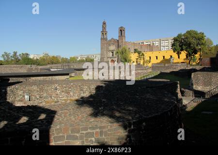 La place des trois cultures de Tlatelolco dans la ville de Mexico. Banque D'Images