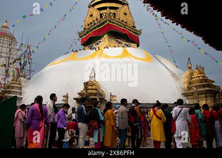 Katmandou, Népal. 23 mai 2024. Le 23 mai 2024, à Katmandou, Népal. Les bouddhistes népalais se rassemblent autour des locaux du site du patrimoine mondial de l'UNESCO, Swyambhunath Stupa, marquant l'anniversaire de Lord Gautam Buddha, ou Siddhartha Gautam, né il y a environ 2500 ans. (Photo de Abhishek Maharjan/Sipa USA) crédit : Sipa USA/Alamy Live News Banque D'Images