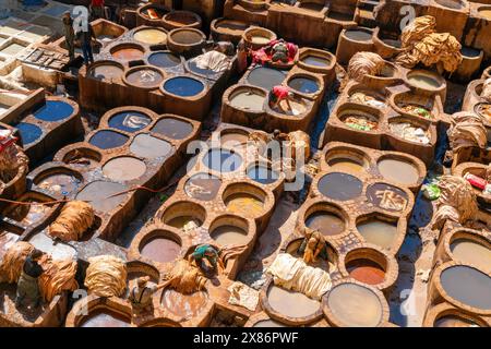 Fès, Maroc - 4 mars 2024 : vue détaillée de la Tannerie Chouara dans le quartier de Fes el Bali au centre-ville de Fès Banque D'Images