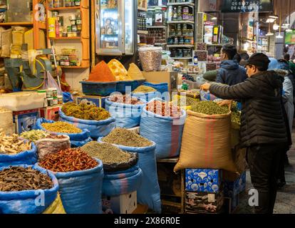 Meknès, Maroc - 5 mars 2024 : étal de marché vendant des épices séchées, des herbes et des poivrons dans le souk intérieur du centre-ville de Mekens au Maroc Banque D'Images