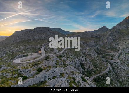 Vue aérienne de haut en bas du virage en épingle à cheveux nus de sa Corbata dans la Serra Tramuntan de Majorque près du col de Coll de Reis Banque D'Images
