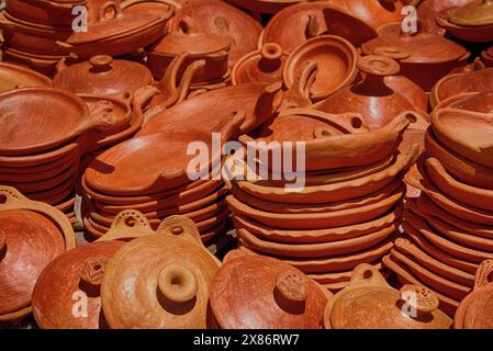 Cuisine tajine et autres poteries sur un marché marocain Banque D'Images